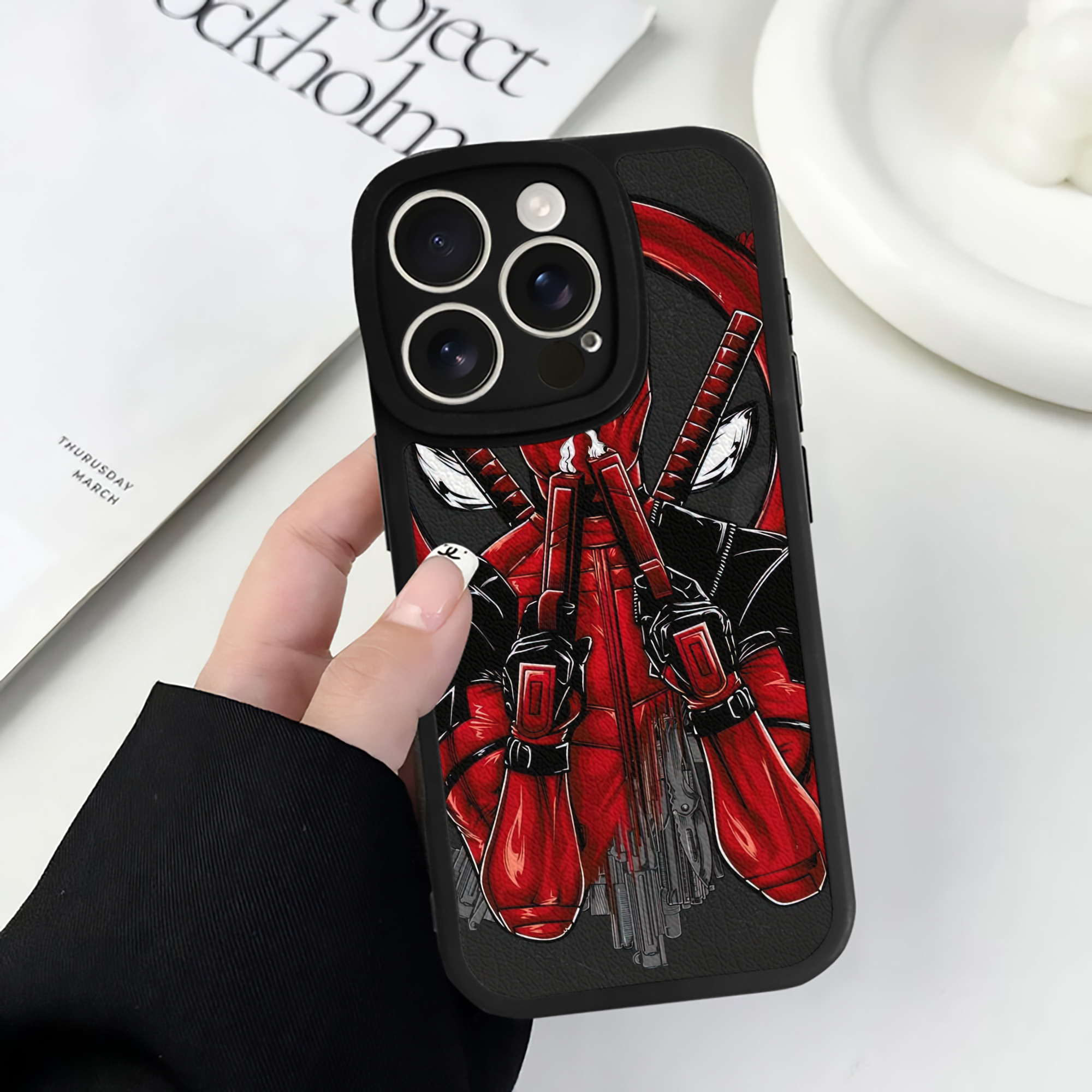 （画像用） Deadpool デッドプール 【iPhone 16シリーズ対応】シリコンスマホケース（レザー調） 材質：シリコン